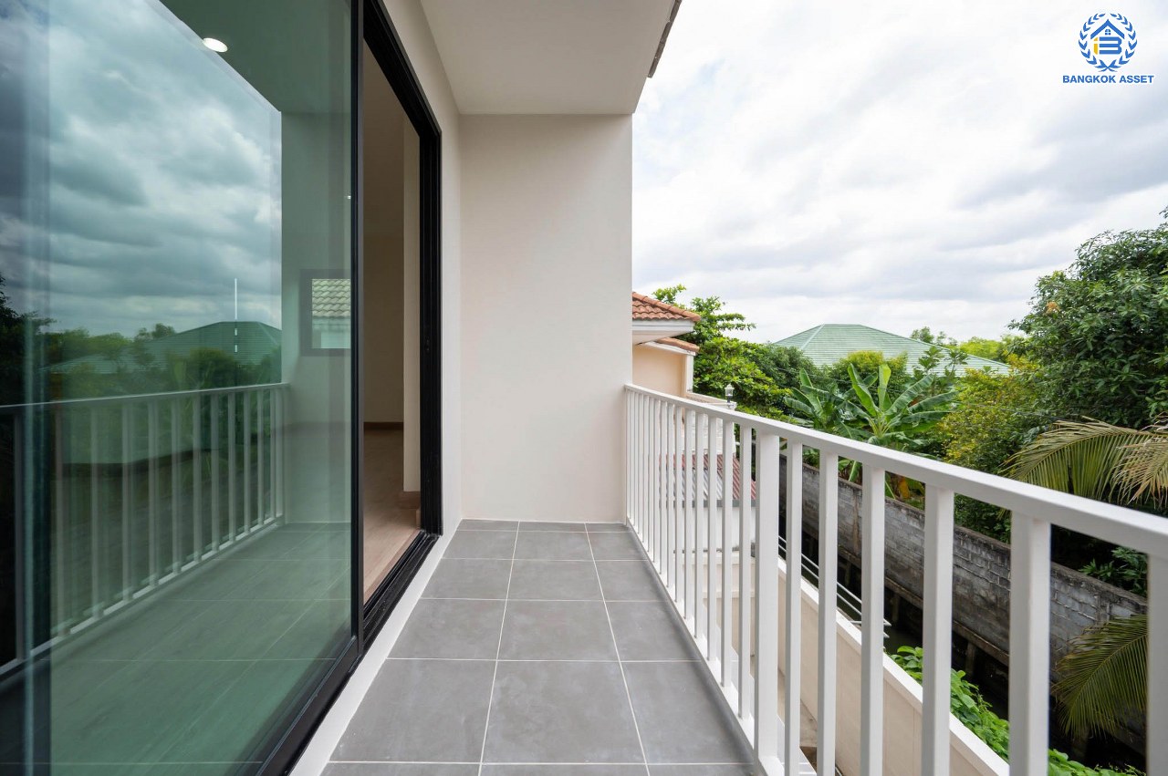 บ้านมือสองตกแต่งใหม่ โครงการ มณธานี บางแค บ้านเดี่ยว 3 ชั้น ดีไซน์หรูหรา เนื้อที่กว้าง 56.40 ตร.ว. พื้นที่ใช้สอย 240 ตร.ม. ฟังก์ชัน 5 ห้องนอน 4 ห้องน้ำ 2 ที่จอดรถ ฟังก์ชันครบตอบทุกไลฟ์สไตล์ บนทำเลศักยภาพ เชื่อมต่อถนนกาญจนาภิเษก ใกล้เดอะมอลล์บางแค ใกล้รถไฟฟ้าสายสีน้ำเงิน "สถานีหลักสอง" และจุดขึ้นทางด่วน "กาญจนาภิเษก"